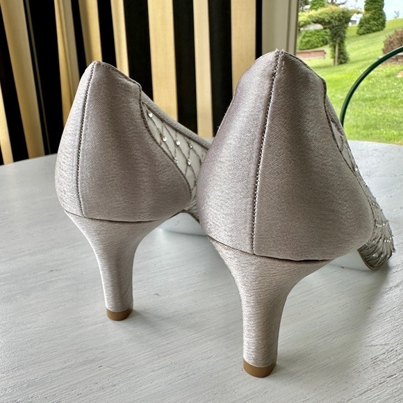 ADRIANNA PAPELL, 100% SILVER MESH HEELS WITH LEATHER SOLE. 2 1/2” HEEL. SIZE 9M - Picture 6 of 8